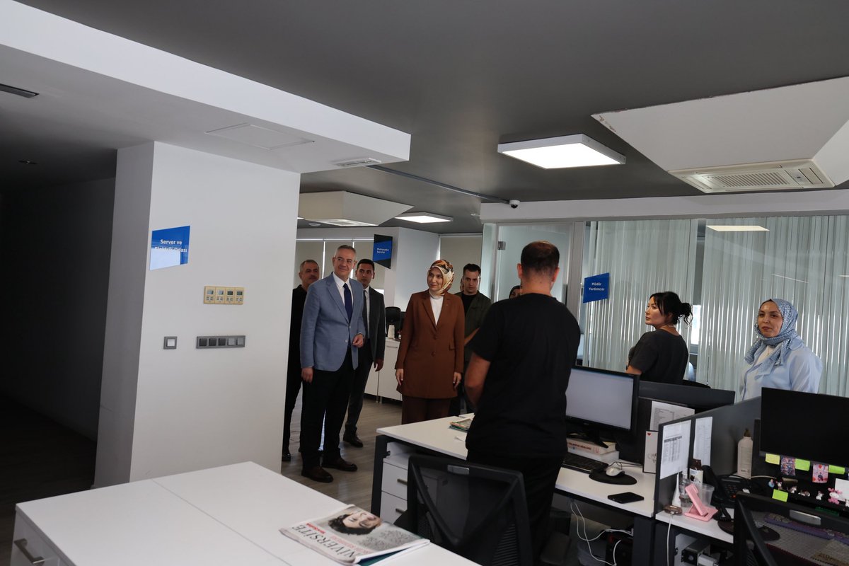 atakanclkresmi's tweet photo. İçişleri Bakan Yardımcısı ve BİK  Genel Kurul Üyesi Sayın Kübra Güran Yiğitbaşı'nı Bölge Müdürlüğümüzde ağırladık. Gerçekleştirdiğimiz verimli görüşmede Kurumumuzun çalışmaları ve yerel medyaya ilişkin değerlendirmelerde bulunma fırsatı bulduk. Nazik ziyaretleri için Sayın Bakan Yardımcımıza teşekkür ediyor, çalışmalarında başarılar diliyorum. @kubrayigitbasi @basinilankurumu