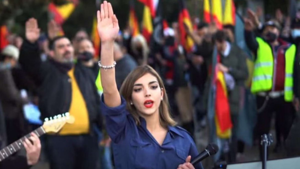 Guigz75116's tweet photo. À tout les gauchiste qui crie à l’extrême droite, voici ce qu’est vraiment l’extrême droite hardcore :
Ce n’est pas le RN qui fait des meetings, qui présente des candidats et qui critique l’immigration.

C’est cette petite clique hitlériennes, bras levé, chemise bleue et regard de héros de bande dessinée ratée, qui sortent le samedi pour crier « mort à l’envahisseur » et « le Juif est le coupable » devant une ambassade.

Isabel Peralta en est le portrait parfait : 

24 ans, un an de prison pour haine raciale, interdite d’Allemagne pour avoir traîné Mein Kampf et un drapeau nazi dans sa valise, et qui, le 2 août 2026, recommence exactement le même numéro. Salut nazi, micro, troupeau de cinq têtes tondues derrière elle. 

L’extrême droite, ce n’est pas « la droite qui va trop loin ».

Voilà le danger.

Ce n’est pas de la politique.

C’est de la putréfaction pure.

C’est l’extrême droite dans ce qu’elle a de plus infect, de plus lâche, de plus pathétique : des cosplayers hitlériens qui se prennent pour des héros alors qu’ils ne sont que les rebuts de l’Histoire, les restes rances d’une idéologie qui a déjà prouvé sa monstruosité.

Ça, c’est l’étron qui se prend pour un aigle.

Ça, c’est la preuve que certains êtres humains n’ont toujours pas digéré que le IIIe Reich a perdu, et qu’ils sont prêts à recycler la même merde sanglante juste pour se sentir importants cinq minutes sur Internet.

Il n’y a juste une haine raciale pure, sale a vomir.

Une gamine qui aurait dû rester dans l’anonymat et qui a choisi de devenir le visage public de ce que l’humanité a de plus bas.

Et le pire ?

Elle est fière.​​​​​​​​​​​​​​​​​​​​​​​​​​​​​​​​​​​​​​​​​​​​​​​​​​

Voilà le danger public en sursis, un fossile vivant, et la preuve vivante que certains n’ont toujours rien compris à l’Histoire.​​​​​​​​​​​​​​​​​​​​​​​​​​​​​​​​​​​​​​​​​​​​​​​​​​

A gerber