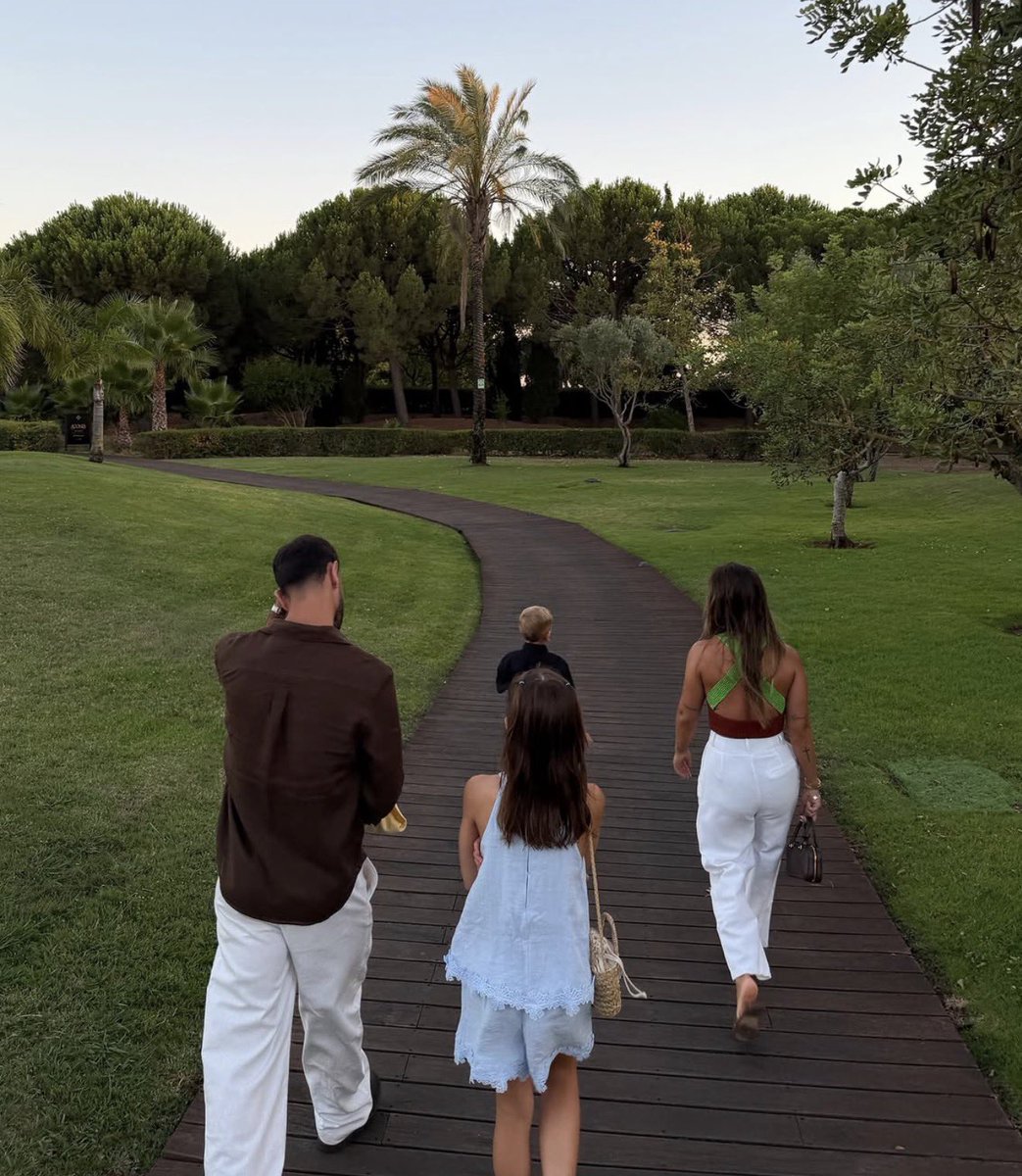 Utdtruthful's tweet photo. 🚨🗣️ Bruno Fernandes on where he spent his holiday: “I just stayed in Portugal, you guys all travel to my country why should I go somewhere else?”. 😅❤️ https://t.co/R4YNDIJt5t