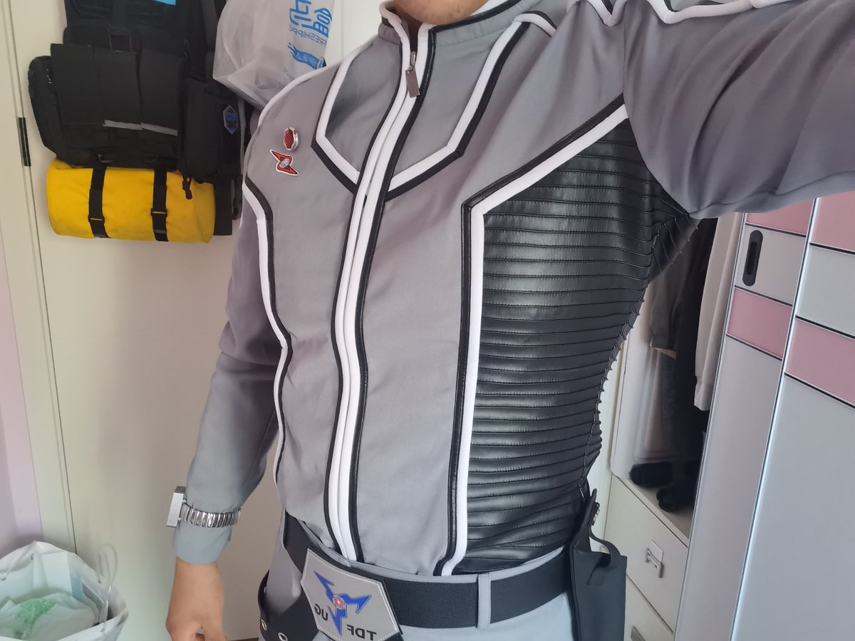dfmrfzACE's tweet photo. 这种cosplay的队服，材质果然不能跟TV里那种紧身的材质比，

整体穿着的效果跟ov版的差不多，

服装的布料没有弹性，而且背后的布料留的太宽了

#奥特曼 #赛文 #cosplay #Ultraman #ウルトラマン  #ウルトラセブン https://t.co/NTVn1hb2yF