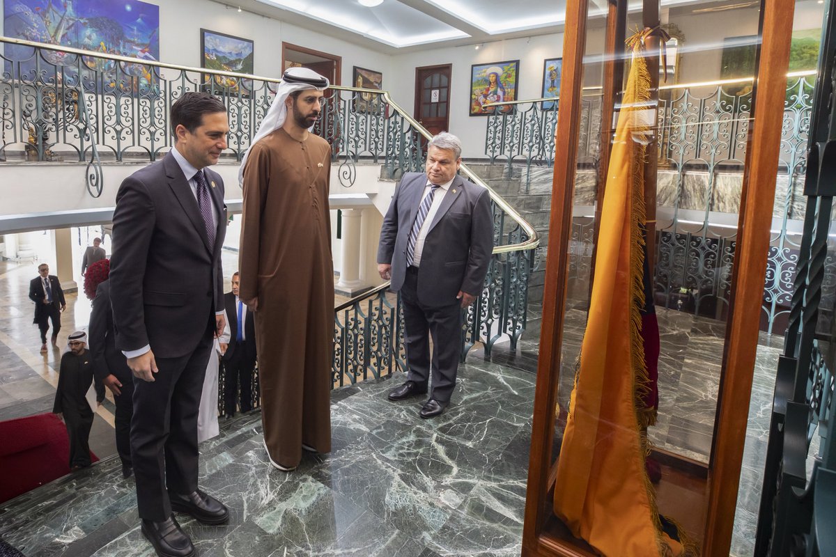 CancilleriaEc's tweet photo. #VisitaOficial🇪🇨🤝🇦🇪
El canciller @robertokuryec recibió hoy, en el Palacio de Najas, a Su Excelencia @OmarSAlolama, ministro de Estado para la Inteligencia Artificial de los #EmiratosÁrabesUnidos y Enviado Especial para el Ecuador.

La jornada inició con una reunión privada entre ambas autoridades, durante la cual revisaron los avances de la agenda bilateral e identificaron nuevas oportunidades para fortalecer la cooperación entre ambos países.