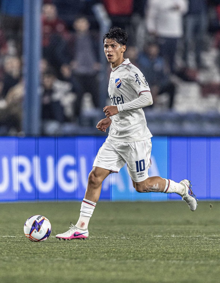 Nico_Hornos's tweet photo. Gente que no tiene la capacidad cognitiva de mirar fútbol más allá de la pelota quiere instalar que Dos Santos solo da pases para el costado. Por favor, entiendan el deporte antes de opinar del mismo.

Que pedazo de FUTBOLISTA que sos, Agustín. EL 10 DE NACIONAL. https://t.co/sskYDGBZzY