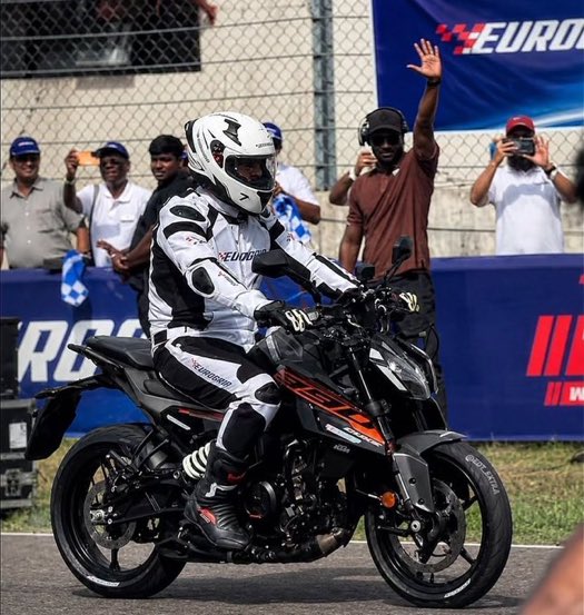 mufaddal_vohra's tweet photo. MS Dhoni as a racer. 😄 https://t.co/plGfC14BP7
