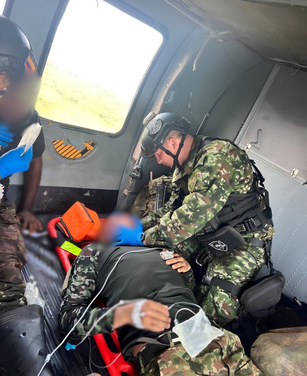 Ejercito_Davaa's tweet photo. #PorNuestrosSoldados | Soldados de la Especialidad de Búsqueda y Rescate (SAR) del Batallón de Operaciones Especiales de Aviación salvaguardaron la vida de dos militares heridos tras la explosión de un campo minado, mientras adelantaban operaciones militares en el departamento del Guaviare. 

La evacuación aeromédica, realizada a bordo de un helicóptero Black Hawk, fue decisiva para brindarles atención oportuna y preservar sus vidas.

¡Brigada de Aviación Ejército N.° 33!

#ProtegemosLaVida
@COL_EJERCITO