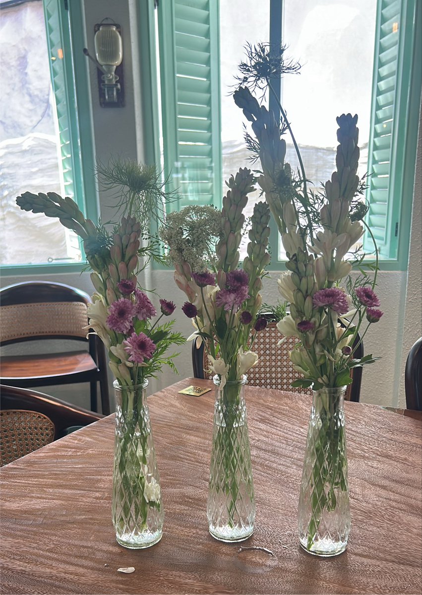 lolaklolo's tweet photo. Temen: Kk tolong rangkaiin bunga dong, tapi bunganya adanya ini aja. 🥹

Gw: Hmmm… jadi sekarang gue disuruh cosplay jadi florist rawa Belong gitu? 😑 https://t.co/LAPZdKXOK9