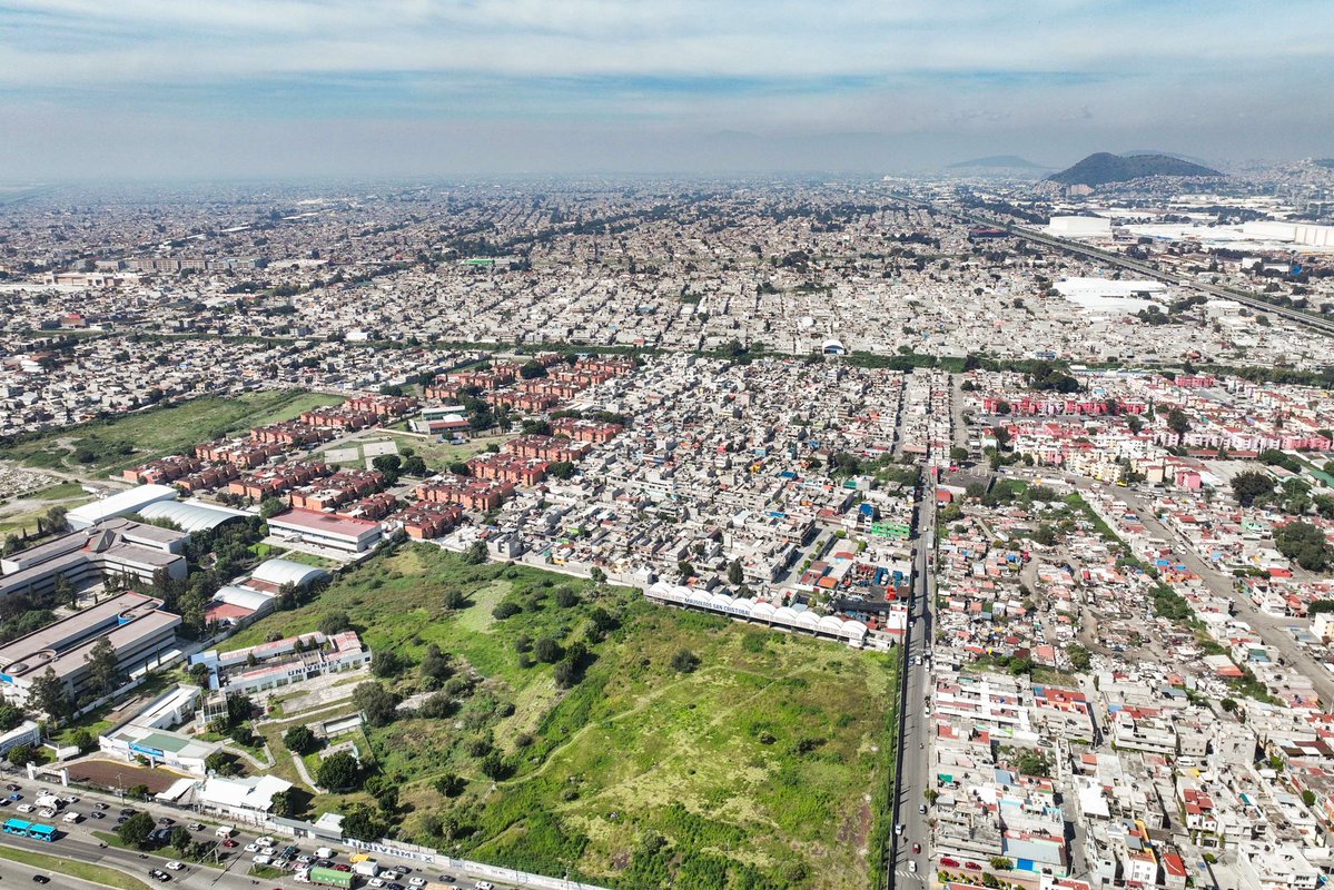 delfinagomeza's tweet photo. Este lunes inicié las actividades en #Ecatepec, donde encabecé la Mesa de Paz.
Durante la reunión, el General Raúl Martínez González, Coordinador del Mando Unificado Oriente, compartió que, desde el inicio de esta estrategia, se cuenta con una baja de 36 % en homicidio doloso y de 53 % en el robo de vehículo en los 15 municipios que forman parte de esta estrategia.
La coordinación de acciones, entre los tres órdenes de gobierno, permite que avancemos en materia de seguridad para las familias de la Zona Oriente.
#ElPoderDeServir