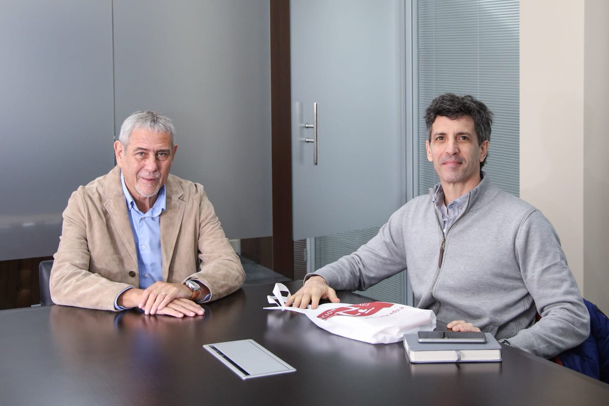jorgeferraresi's tweet photo. Compartimos una reunión con el Director del Departamento Humanidades y Arte de la UNLa, Aritz Recalde. Intercambiamos miradas sobre los desafíos actuales de la educación superior y la cultura en la provincia de Buenos Aires.

Defender la educación pública con propuestas es también mejorar la calidad de vida de nuestra comunidad.