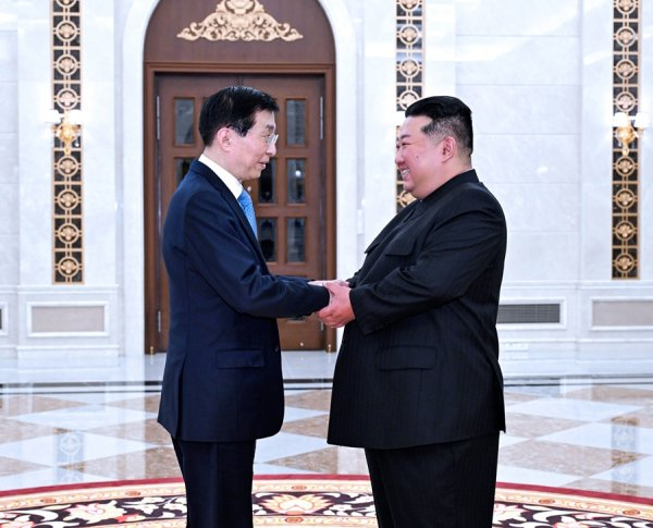 Lawrenc09874431's tweet photo. 共僧王沪宁东渡黄海取经。临行前习皇送行，捻土弹入酒中，问：“御弟呵，这一去，到东土，几时可回？”

共僧答：“只在三日，径回上国。”

习皇曰：“日久夜深，海遥路远，御弟可进此酒：宁恋本乡一捻土，莫爱他乡万两金。”

共僧听后方悟捻土之意，复谢恩，饮尽，辞谢出关而去。

三日后取回宝经三藏。 https://t.co/Db5Y9xY32Y