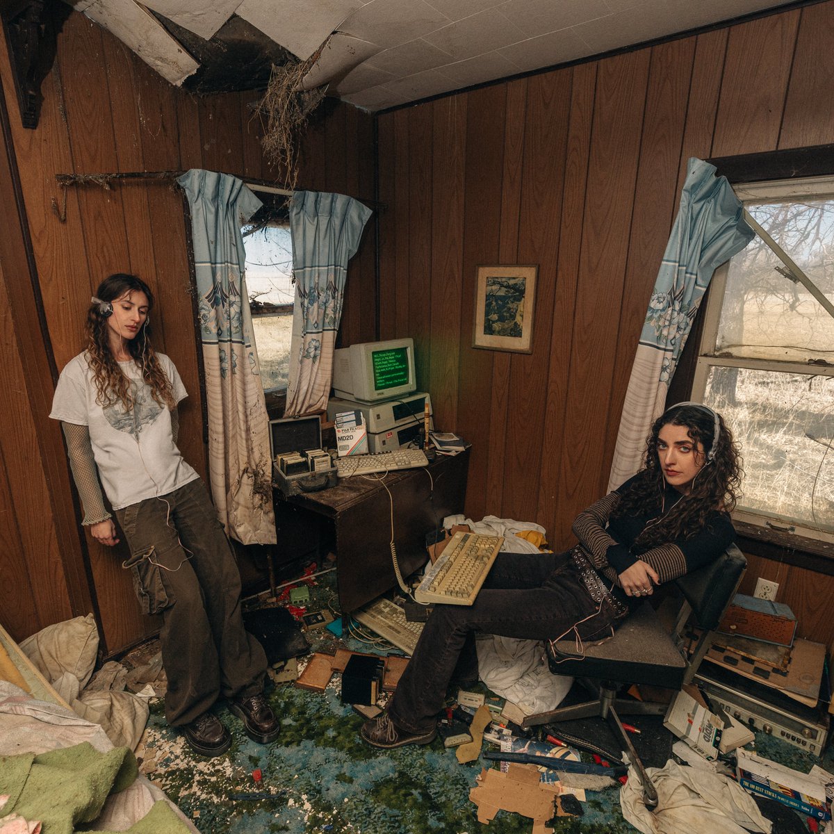 tommylefroyband's tweet photo. Our next single, Thief, will be yours this Wednesday, August 5th https://t.co/bJxrCATakZ 

We wrote this song in spring of 2019, when we wrote Shoot, and Trashfire. We’ve been holding on to it all this time and can’t wait for you to hear it <3 https://t.co/ss709c0kLr
