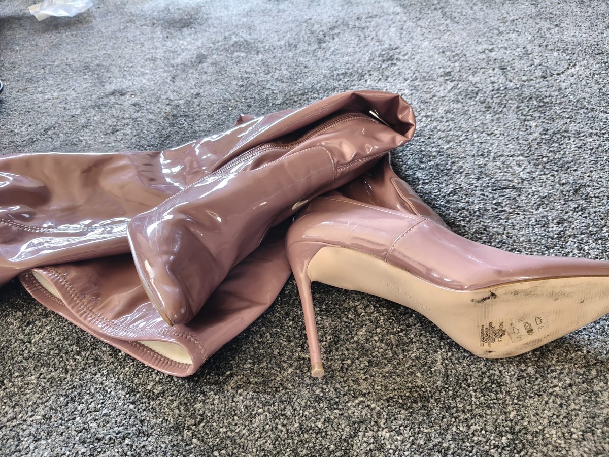 contentbycoco's tweet photo. Echte latex Laarzen te koop!!!  Maat 41, 
ik heb ze ruim 4 jaar gehad. Dus tijd voor nieuwe!!!! Door deze te kopen gunnen Julie mij nieuwe! https://t.co/drZpyXvRj7