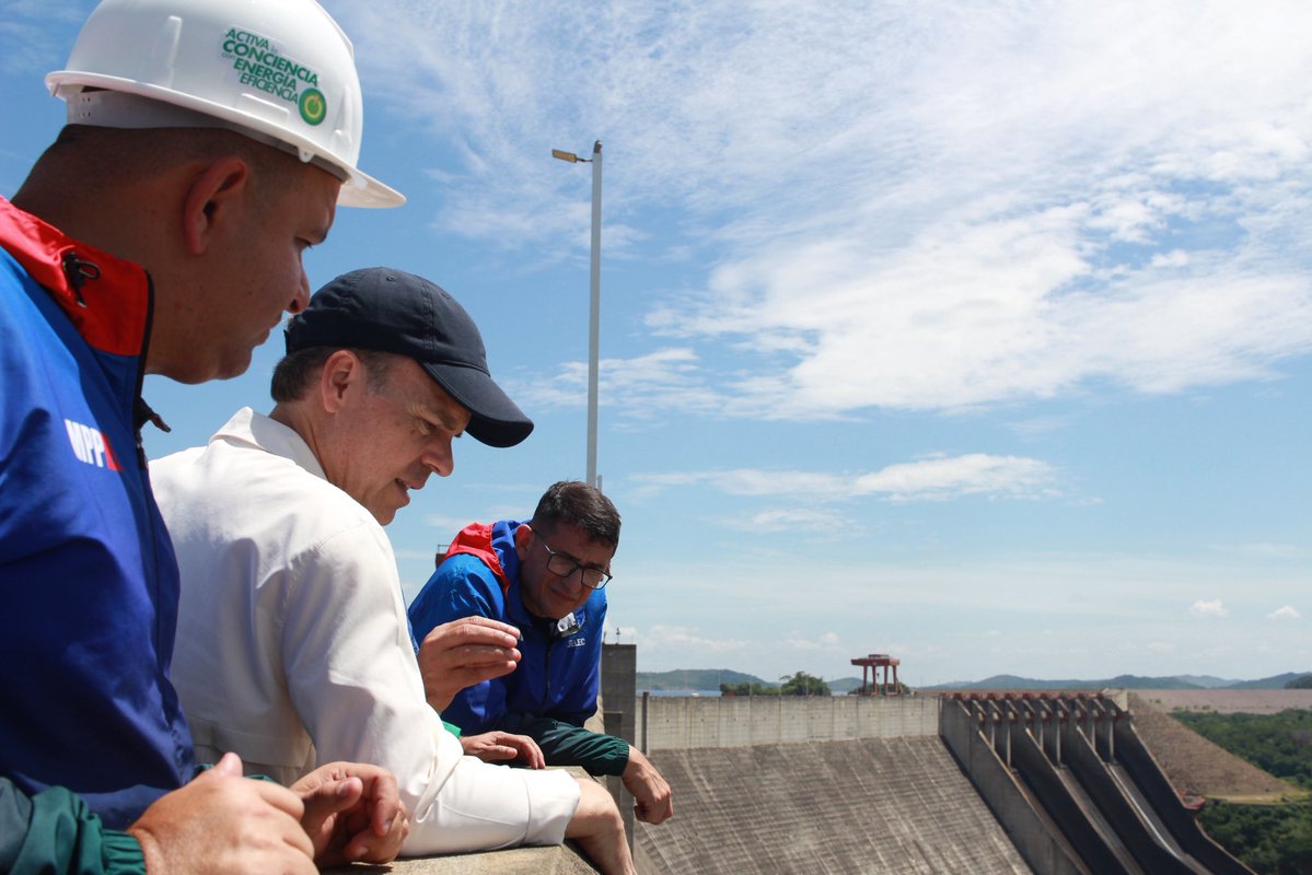 OrlvndoA's tweet photo. 🚨 | John Barrett estuvo visitando la represa del Guri junto a expertos del Departamento de Energía de EEUU. https://t.co/99HmA7VvxV