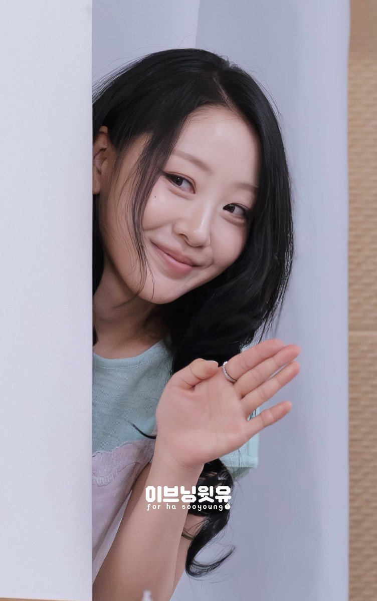 YVES_BRASIL's tweet photo. Yves durante o evento de fansign de ontem.

cr: yvesningwithyou 
#YVES #이브 #NAIL @Yves___official https://t.co/fDx6xsE9n6
