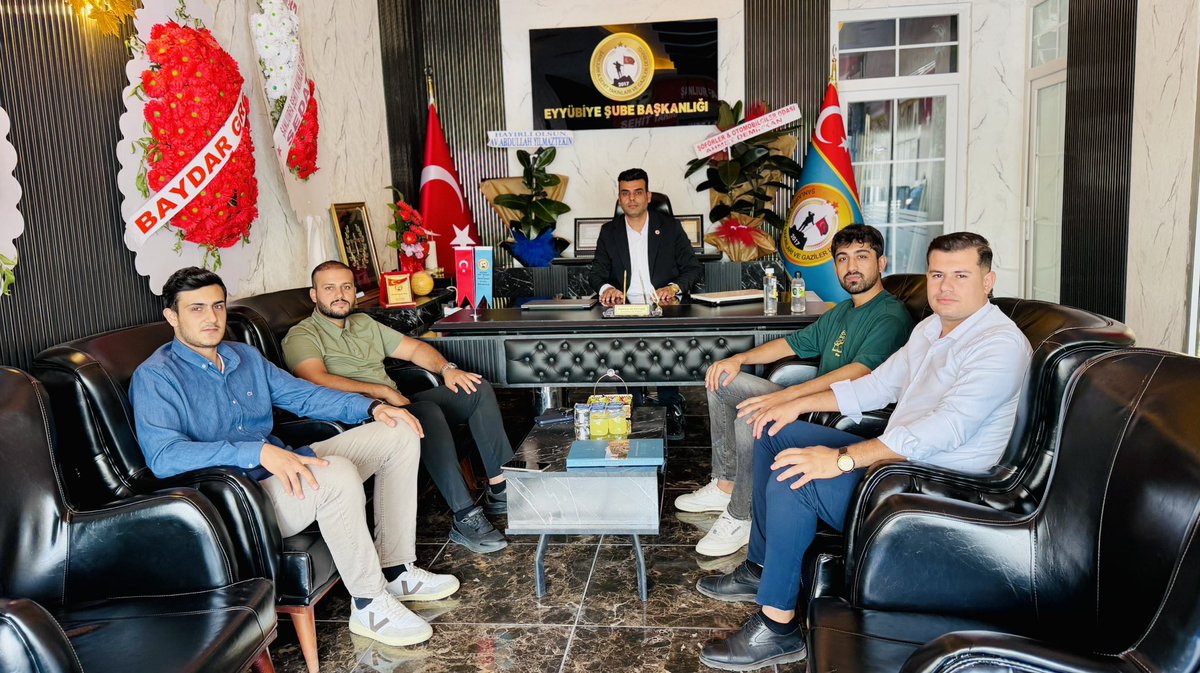 SalihAldeniz5's tweet photo. Ak Parti Eyyübiye Gençlik Kolları Yönetim kurulu üyelerimizle birlikte Şanlıurfa Şehit Yakınları ve Gaziler Derneği Eyyübiye Şube Başkanı Sayın Mehmet Ali Baydar’ı ziyaret ederek hayırlı olsun dileklerimizi ilettik.

Rabbim birlik ve beraberliğimizi daim eylesin. Aziz şehitlerimizi rahmet ve minnetle anıyor, kahraman gazilerimize sağlıklı ve huzurlu ömürler diliyoruz. 🇹🇷

@avyusufibis @osmannazlier 
@milhamigunbegi @furkankucukk_ 
@ElgunSuleyman @mehmetkusnet 
@ferdisenel25 @AkgencEyyubiye