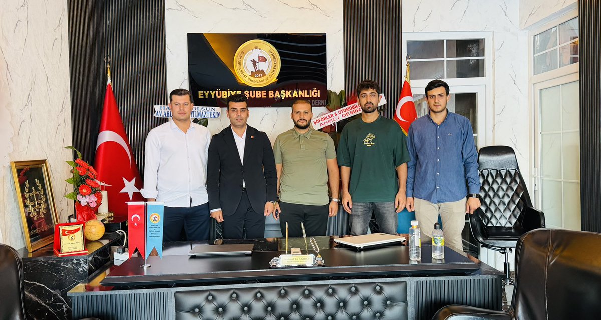SalihAldeniz5's tweet photo. Ak Parti Eyyübiye Gençlik Kolları Yönetim kurulu üyelerimizle birlikte Şanlıurfa Şehit Yakınları ve Gaziler Derneği Eyyübiye Şube Başkanı Sayın Mehmet Ali Baydar’ı ziyaret ederek hayırlı olsun dileklerimizi ilettik.

Rabbim birlik ve beraberliğimizi daim eylesin. Aziz şehitlerimizi rahmet ve minnetle anıyor, kahraman gazilerimize sağlıklı ve huzurlu ömürler diliyoruz. 🇹🇷

@avyusufibis @osmannazlier 
@milhamigunbegi @furkankucukk_ 
@ElgunSuleyman @mehmetkusnet 
@ferdisenel25 @AkgencEyyubiye