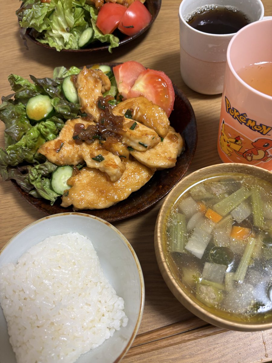 mpmpmp070288's tweet photo. 夕飯の鶏胸肉とサラダがモリモリすぎて、夫に引かれた。 https://t.co/BKX80lYA7S