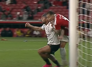 liberta___depre's tweet photo. Para Renta Ruel, comentarista de arbitragem da ESPN, não houve pênalti de Bruno Gomes, do Internacional, em cima de Matheus Bidu. 

Para comentarista o gol do Corinthians contra o Flamengo, na Supercopa, teve lance semelhante, e o gol foi validado. 

Via: @ESPNBrasil 

📷Divulgação