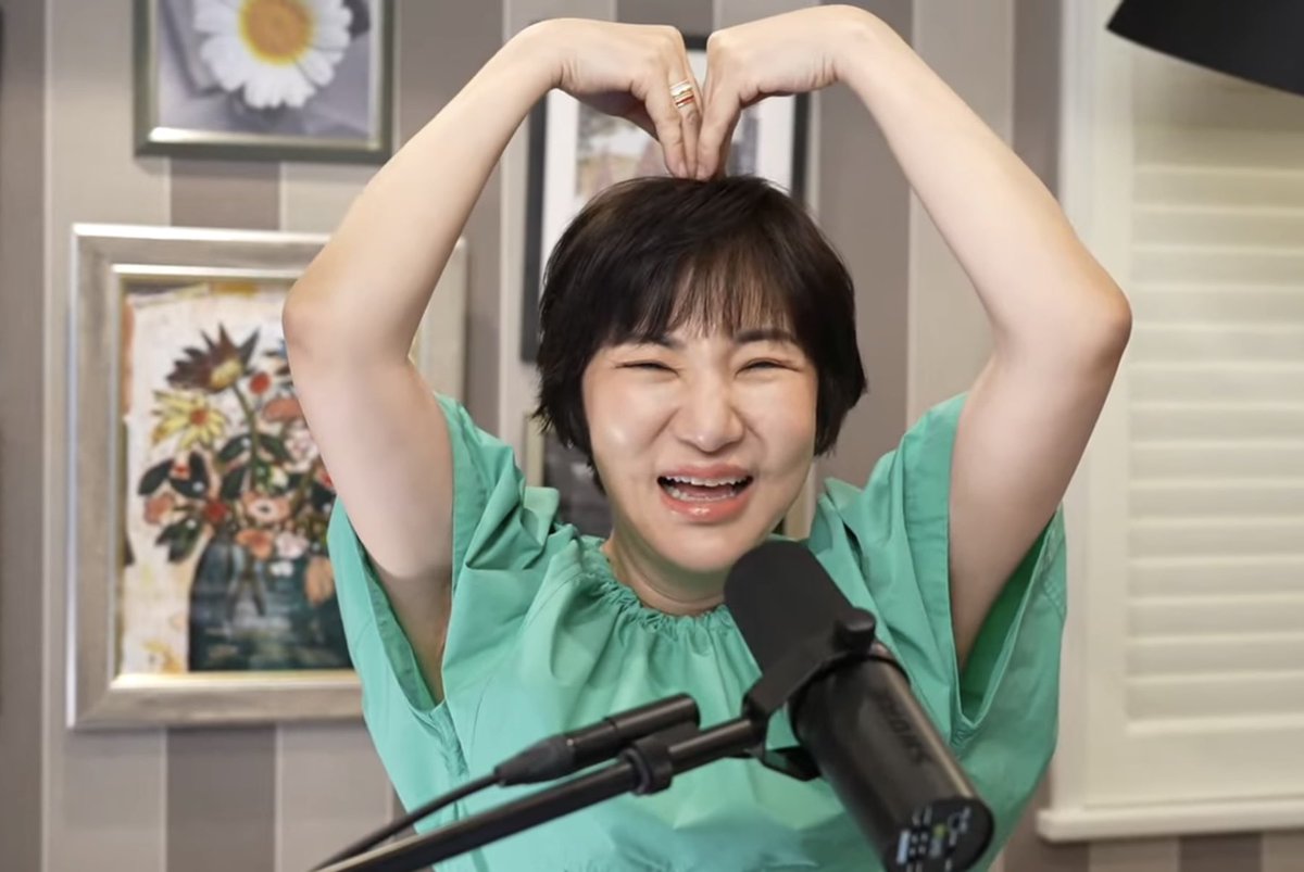 momocchi_8503's tweet photo. 今日はLet it flowのMVプレミア公開の後に生配信✨
新曲リリース嬉しいな
香美さんも楽しそうでよかった😊曲作りの話も聴けた🙌
そして謎なポーズ連発😆
玉ねぎと泥棒とあと🙉なんだっけ？😂 今日も楽しい配信でした💕
#広瀬香美 #広瀬香美放送局 #letitflow #申し送り #新曲 https://t.co/FEhwcIEZGU