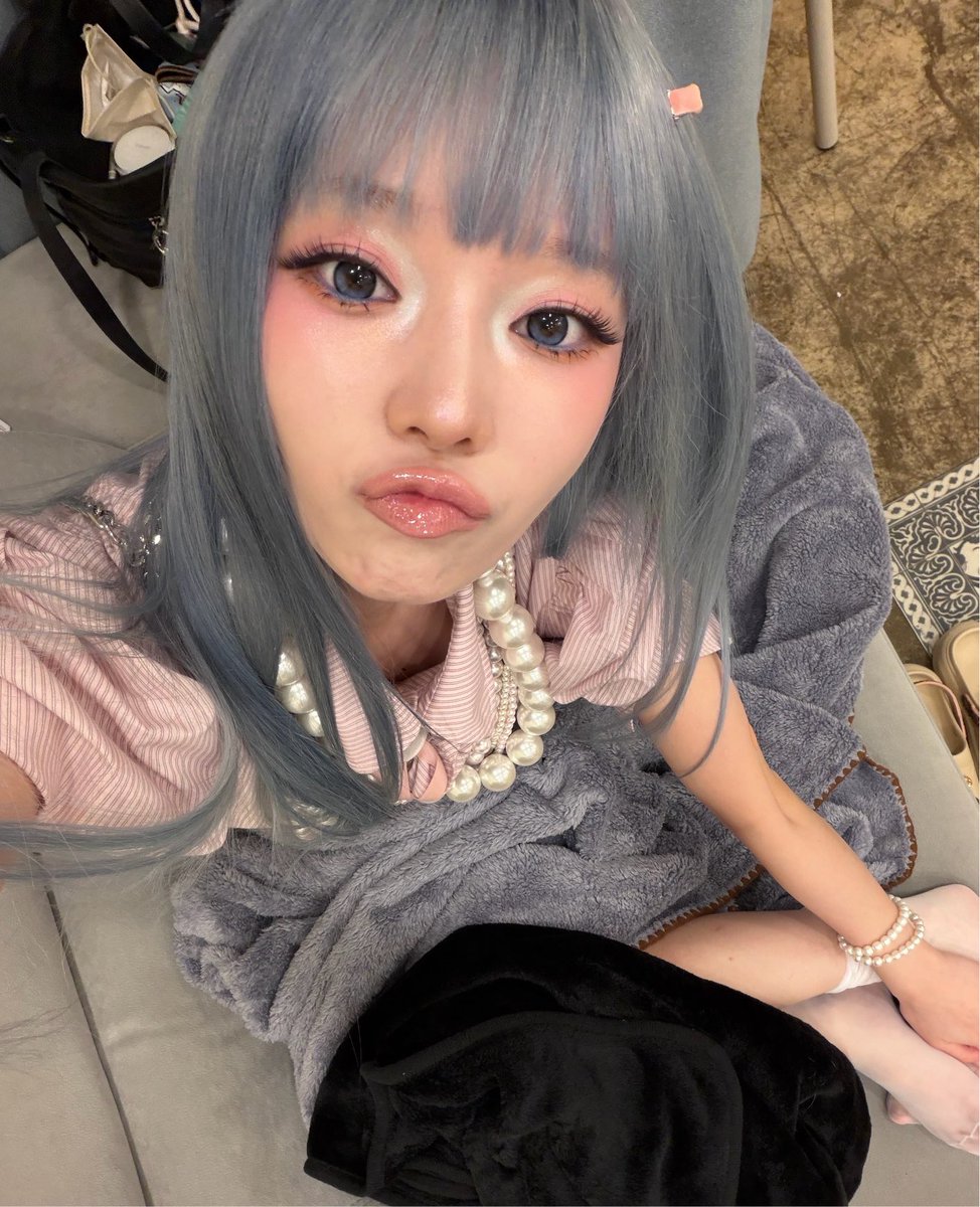 FarinePnZ's tweet photo. น้องหนาวชีเป็นผู้หญิงแส้บคนนึงเลยก็ว่าได้ สไตล์การแต่งตัวส่วนตัวเอย บนสเตจเอย แต่หน้าตาชีน่ารัก มีมุมซน ๆ น่ารัก ๆ เยอะคนเลยมองเป็นลูก ทั้งที่จริง ๆ แล้วชีเป็นแม่ฉันได้ด้วยซ้ำ😭 https://t.co/BQeJoVSdCn