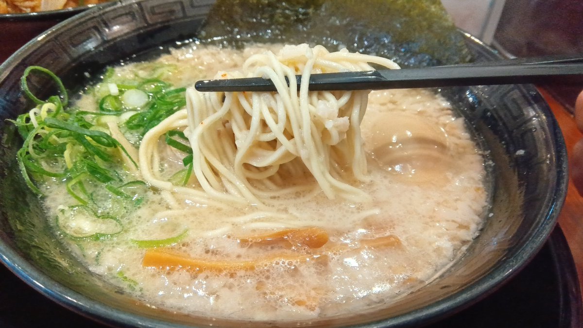 syunchi5's tweet photo. 神奈川県は本厚木にあります「だるまのめ」さんに行ってきました。久しぶり。こってりとんこつらぁ麺にねぎすたメシをチョイス。とろみのある豚骨スープにこれでもかと背脂が浮いていて甘みも塩気もしっかり感じる美味しいラーメン。すためしもしゃっきりネギに甘ダレが食欲そそります(*´ω｀*) https://t.co/sWeNrZLxLP