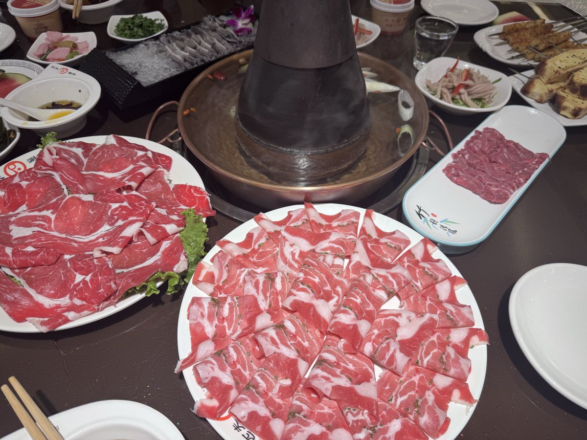 imrealsensen's tweet photo. 베이징에서 양고기 샤브샤브 먹는 중! 언니랑 메리도 매일 밥 잘 챙겨 먹어요 🍽️ https://t.co/o75bZRq47E