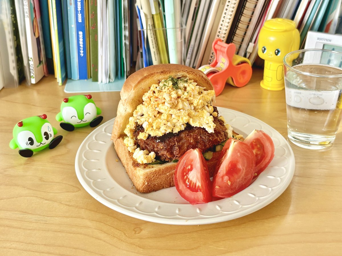 pitapatappetite's tweet photo. お休みの日に作ったメンチカツサンドを、おNewのみんソフビたちも見てる🍅🟢
#みんくる https://t.co/xV61Hxr8bG