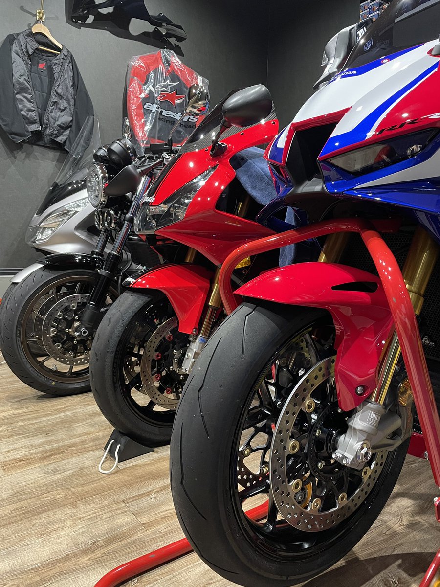 Hata8133's tweet photo. なんだか最近ブレーキホースを前に回すのが流行ってるみたいですね。
MotoGPの影響？
俺は断然後ろに隠す派。 https://t.co/y52FFwOXQH