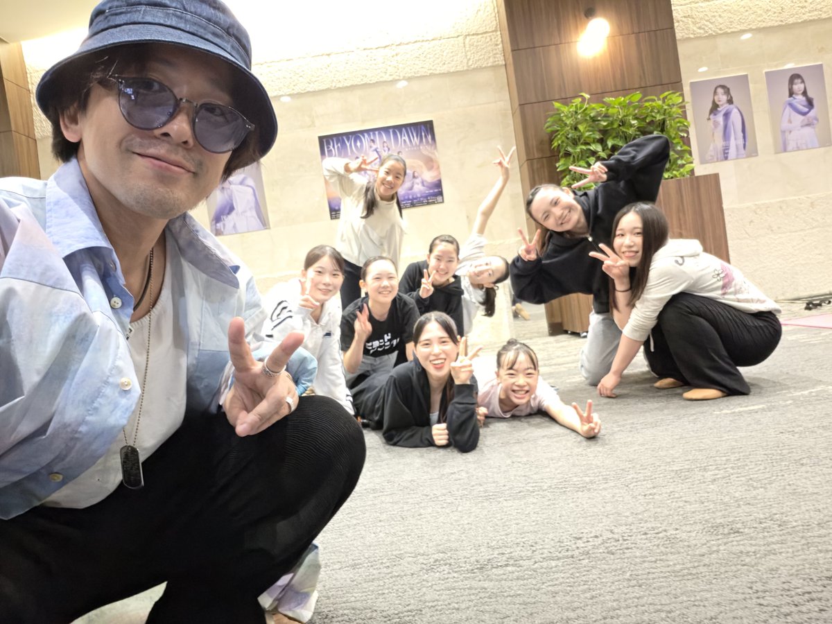 tokura_yuki's tweet photo. 今日は朝からサンシャイン劇場へ！
とら髪黒くなっとった🐯
ダンサーチームと写真🌻
ビヨンドドーンは全部で10ステージある予定なのだけど、ほんとこの世代の10ステージの経験ってまじでかけがえのないもので、初日より全然みんなの顔つき変わってて、未来は明るいなあと。
ほいでサイゴン合流しました https://t.co/GsUytK8K6D