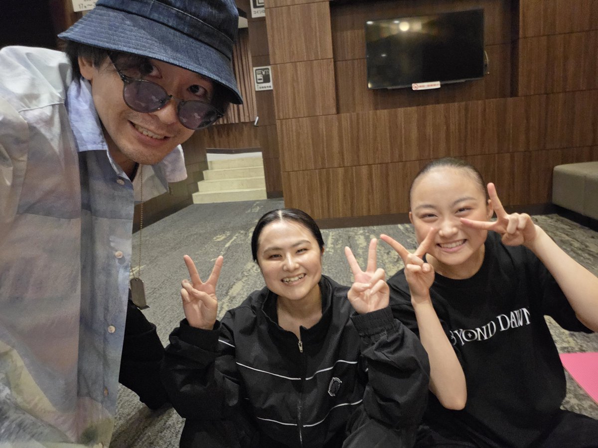 tokura_yuki's tweet photo. 今日は朝からサンシャイン劇場へ！
とら髪黒くなっとった🐯
ダンサーチームと写真🌻
ビヨンドドーンは全部で10ステージある予定なのだけど、ほんとこの世代の10ステージの経験ってまじでかけがえのないもので、初日より全然みんなの顔つき変わってて、未来は明るいなあと。
ほいでサイゴン合流しました https://t.co/GsUytK8K6D