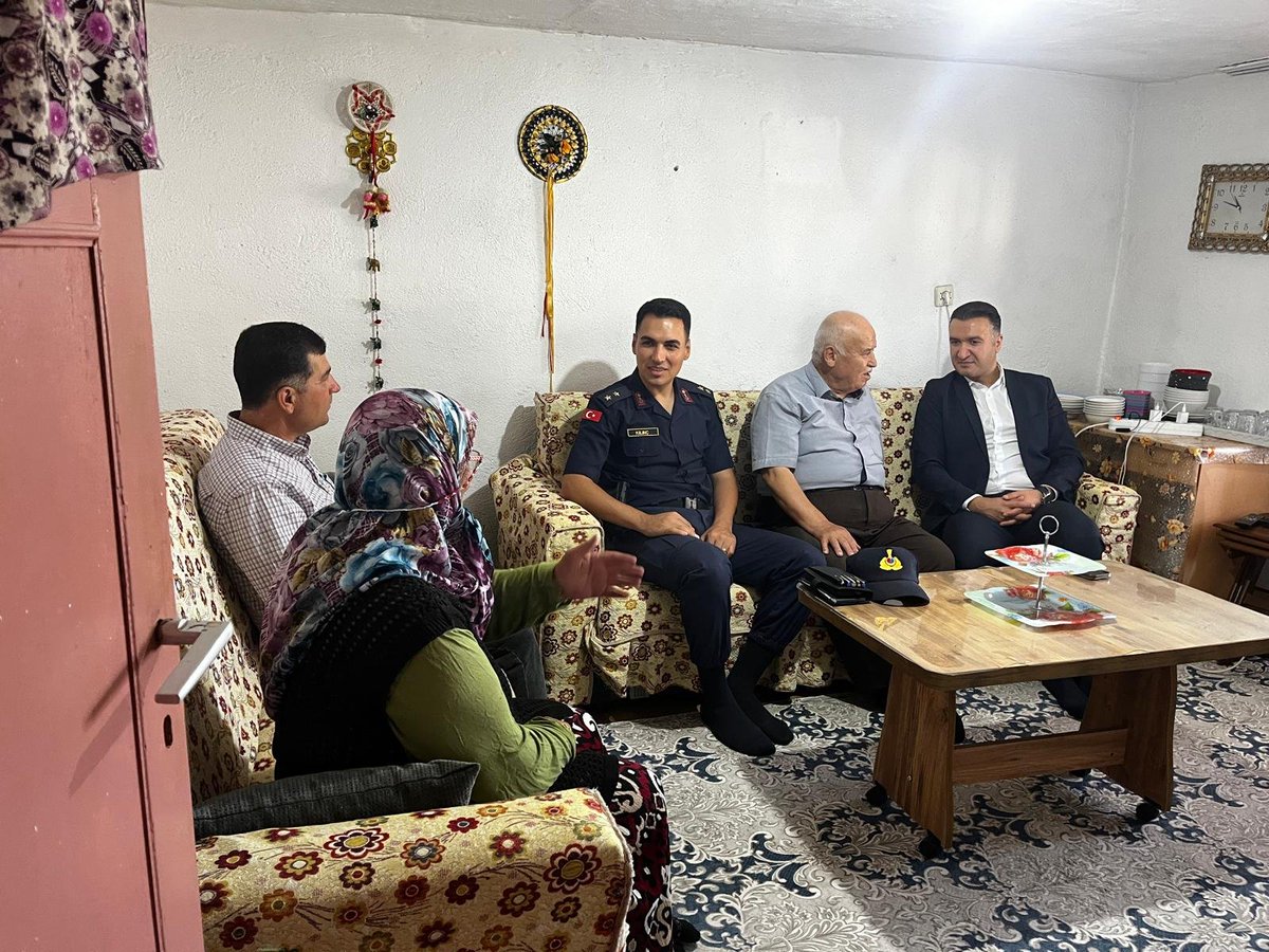 GDursunbey's tweet photo. Kaymakamımız Sn. Musa AYYILDIZ, İlçe Jandarma Komutanı Ütğm. Yasin Yüksel KILINÇ, SYDV Müdürü Mesut GÜLTEKİN; 
Umurlar mahallesinde bulunan *Kıbrıs Gazisi Sadettin GÜNER'in* evine ziyaret gerçekleştirdi. Sonrasında mahalledeki  vatandaşlarımızla bir araya geldi. https://t.co/iBW1Q6ZFMj
