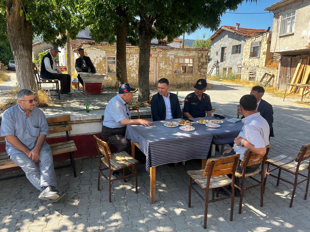 GDursunbey's tweet photo. Kaymakamımız Sn. Musa AYYILDIZ, İlçe Jandarma Komutanı Ütğm. Yasin Yüksel KILINÇ, SYDV Müdürü Mesut GÜLTEKİN; 
Umurlar mahallesinde bulunan *Kıbrıs Gazisi Sadettin GÜNER'in* evine ziyaret gerçekleştirdi. Sonrasında mahalledeki  vatandaşlarımızla bir araya geldi. https://t.co/iBW1Q6ZFMj