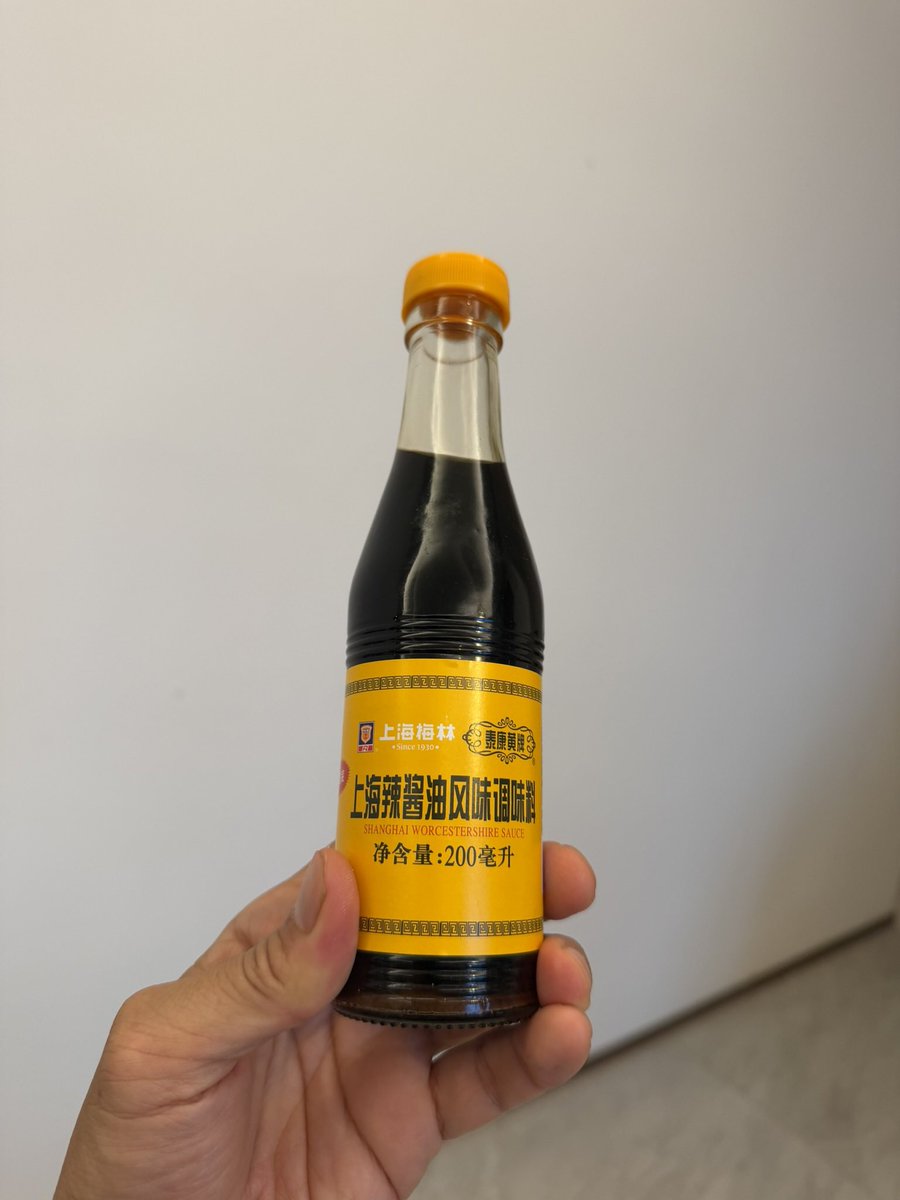 mdfujita's tweet photo. 上海料理でよく使う調味料辣酱油。上海在住の日本人の皆さん、活用していますか？

日本人だったらなんか食べたことあると思うはず。ズバリ、ウスターソースです。

歴史的には、19世紀後半から20世紀初頭にかけて、イギリスのウスターソースが上海に伝わり、中国人の味覚に合わせて改良されたものが辣酱油です。「辣」といっても、現在の辣酱油はそれほど辛くなく、香辛料の風味と酸味、甘みが特徴です。

つまり日本のウスターソースと起源が一緒。上海地元のスーパーで手に入ります。

上海家庭料理の炸猪排（上海風ポークカツ）、罗宋汤（上海風ボルシチ）、生煎包(焼きショウロンポー)、排骨年糕など揚げ物全般のつけダレに使います。