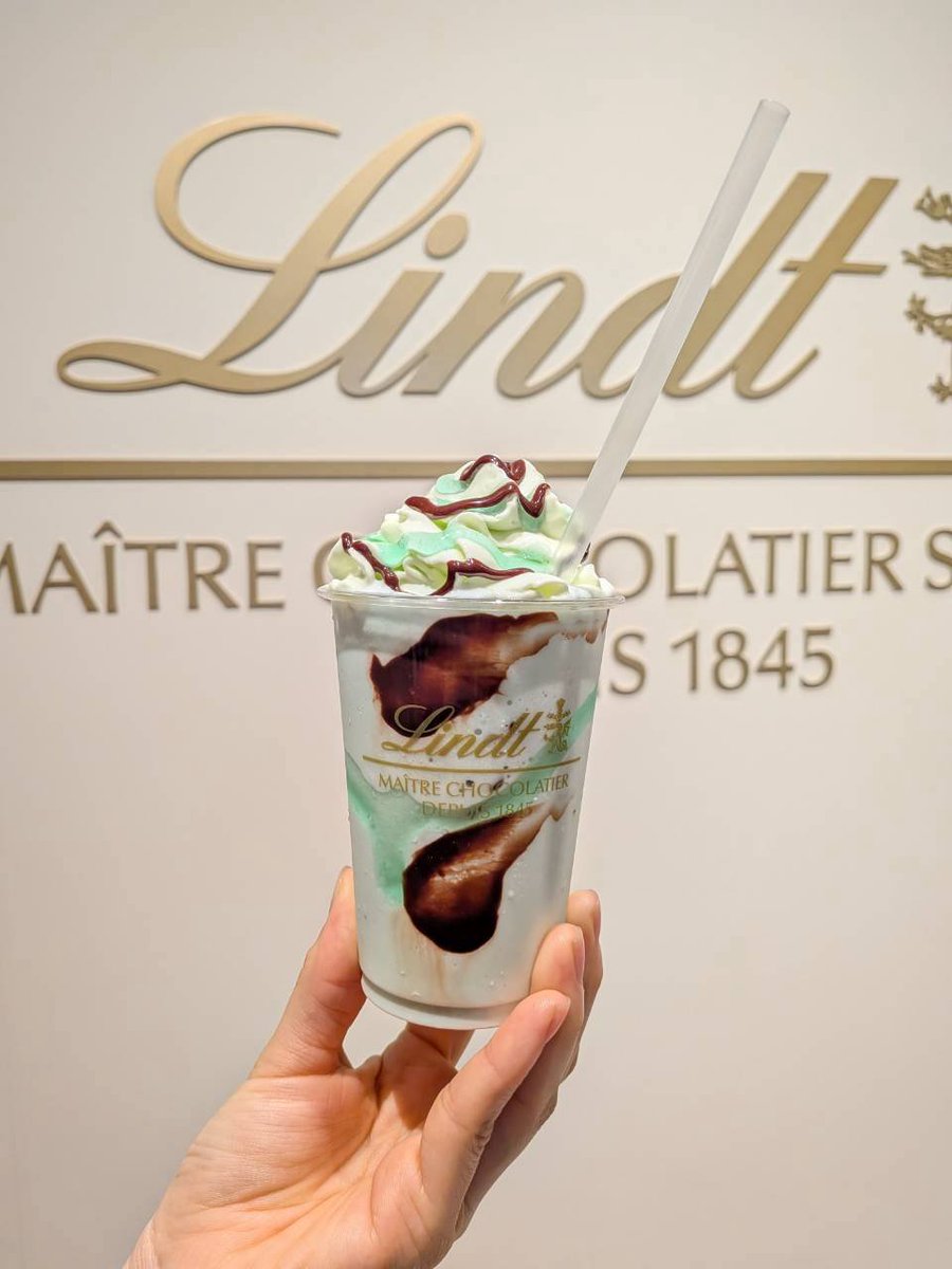 Lucky_062's tweet photo. リンツのチョコミントドリンク〜💚
ソフトクリーム美味しすぎたから売って欲しい〜！！ https://t.co/1E2rjizM6u