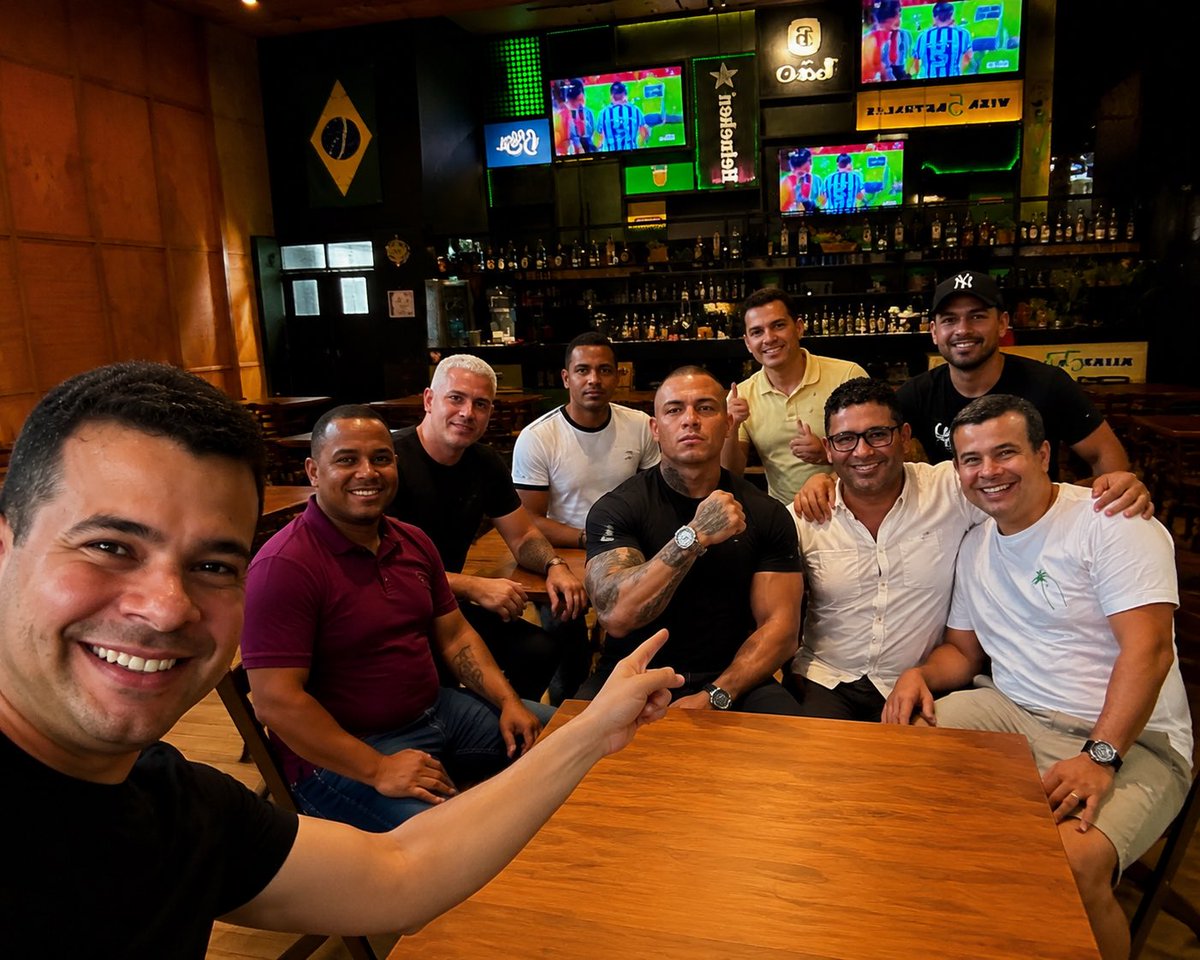 celsinhocotrim's tweet photo. “Você faz política direitinho, né?”

Minha resposta é sempre a mesma:

Não.

Eu cultivo amizades.

E essas amizades me apresentam novos amigos que, muitas vezes, já chegam sendo amigos.

Acredito que relacionamento verdadeiro não nasce da conveniência. Nasce da presença, do respeito, da lealdade e da capacidade de estar junto, principalmente quando mais importa.

Quando um pneu fura, quando surge um problema ou quando preciso de ajuda, essa rede de relacionamentos é acionada e sempre aparece alguém disposto a estender a mão.

E quando chega o período eleitoral, acontece exatamente a mesma coisa: essa mesma network caminha ao meu lado, acredita no meu trabalho e também abraça aqueles que eu apresento.

Essa é a política que escolhi fazer.

Uma política construída no olho no olho, no abraço, na palavra cumprida e na entrega afetiva.

No fim das contas, pessoas lembram muito mais de como foram tratadas do que de qualquer discurso.

E é assim que sigo construindo minha caminhada.

Final de semana do meu agrado, graças ao meu primão @cacaugrangeon , que planejou tudo com muito carinho! Gratidão! 🤝🏽❤️