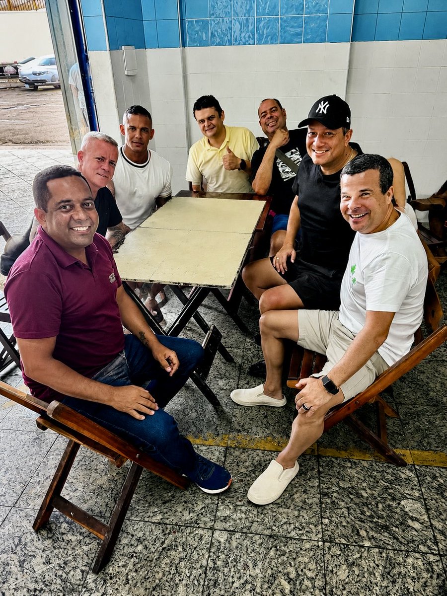celsinhocotrim's tweet photo. “Você faz política direitinho, né?”

Minha resposta é sempre a mesma:

Não.

Eu cultivo amizades.

E essas amizades me apresentam novos amigos que, muitas vezes, já chegam sendo amigos.

Acredito que relacionamento verdadeiro não nasce da conveniência. Nasce da presença, do respeito, da lealdade e da capacidade de estar junto, principalmente quando mais importa.

Quando um pneu fura, quando surge um problema ou quando preciso de ajuda, essa rede de relacionamentos é acionada e sempre aparece alguém disposto a estender a mão.

E quando chega o período eleitoral, acontece exatamente a mesma coisa: essa mesma network caminha ao meu lado, acredita no meu trabalho e também abraça aqueles que eu apresento.

Essa é a política que escolhi fazer.

Uma política construída no olho no olho, no abraço, na palavra cumprida e na entrega afetiva.

No fim das contas, pessoas lembram muito mais de como foram tratadas do que de qualquer discurso.

E é assim que sigo construindo minha caminhada.

Final de semana do meu agrado, graças ao meu primão @cacaugrangeon , que planejou tudo com muito carinho! Gratidão! 🤝🏽❤️