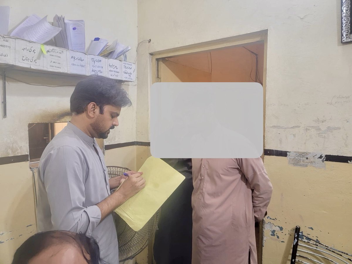 DCLahore's tweet photo. @AliHaiderS137 @PERAPunjab @CMComplaintCell @MaryamNSharif @SaimaFarooq محترم شہری آپ کی جناح ہسپتال میں پارکنگ سے متعلقہ شکایت کی تصدیق کے بعد کاروائی کی گئی اور 2 افراد کو گارڈن ٹاؤن پولیس کے حوالے کردیا گیا ہے۔ https://t.co/9xoVxV7jDb