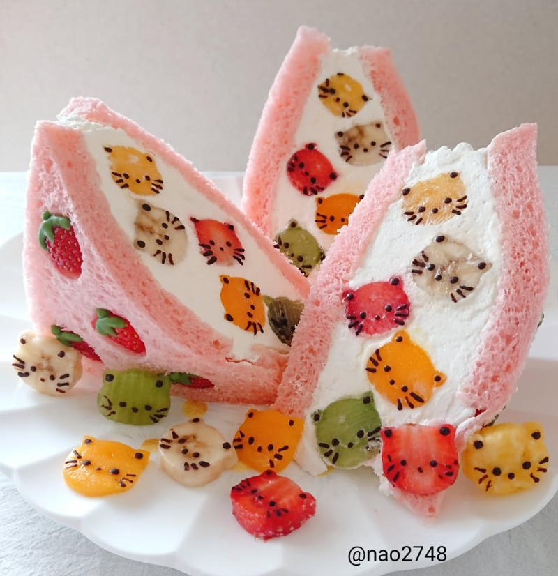 daily_dolce's tweet photo. Fruit cat sandwiches made by nao2748 https://t.co/HB436WgF1D