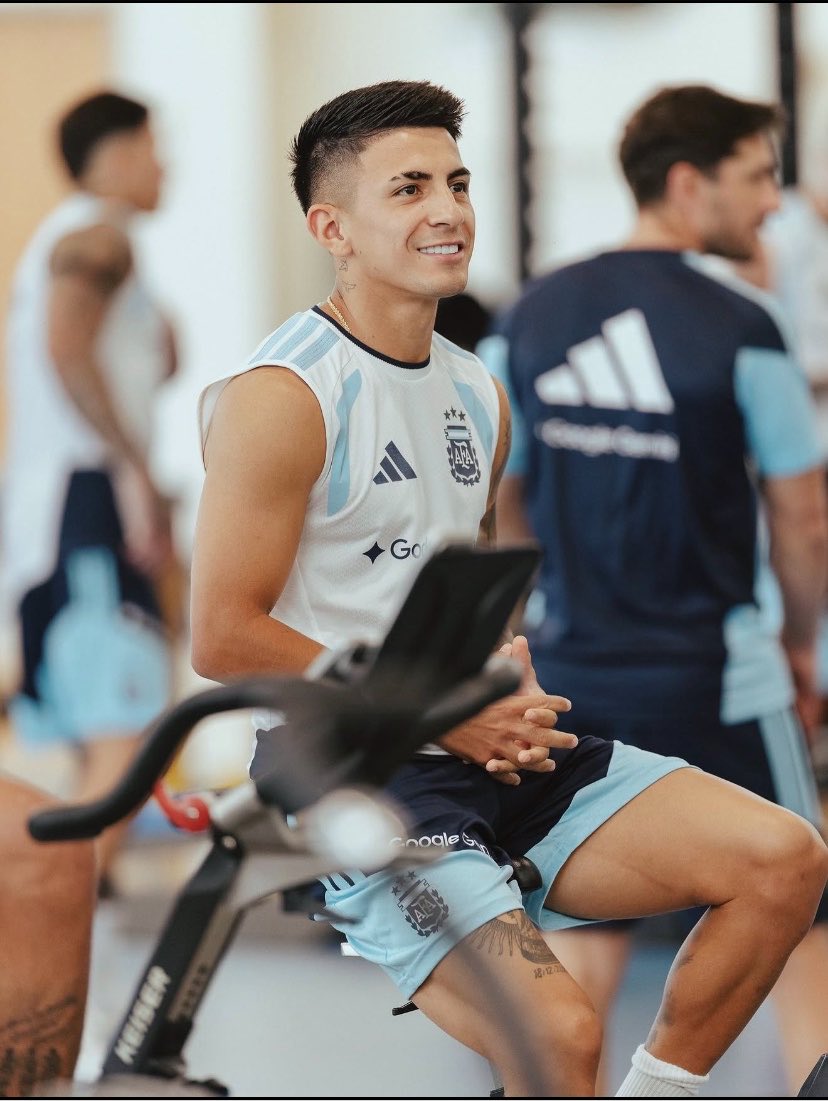 ParadaAngelica8's tweet photo. 🚨 AGORA! Apuração de @simpraisa: a questão envolvendo Almada é mais FINANCEIRA do que exatamente a vontade do jogador.

O River Plate voltou disposto a investir pesado e apresentou uma oferta mais vantajosa que a do Flamengo.

O estafe do meia argentino pressionou o Flamengo para aumentar os valores, o que não se sabe se vai acontecer.

🗞️ @simpraisa 
📸 AFA/Seleção Argentina