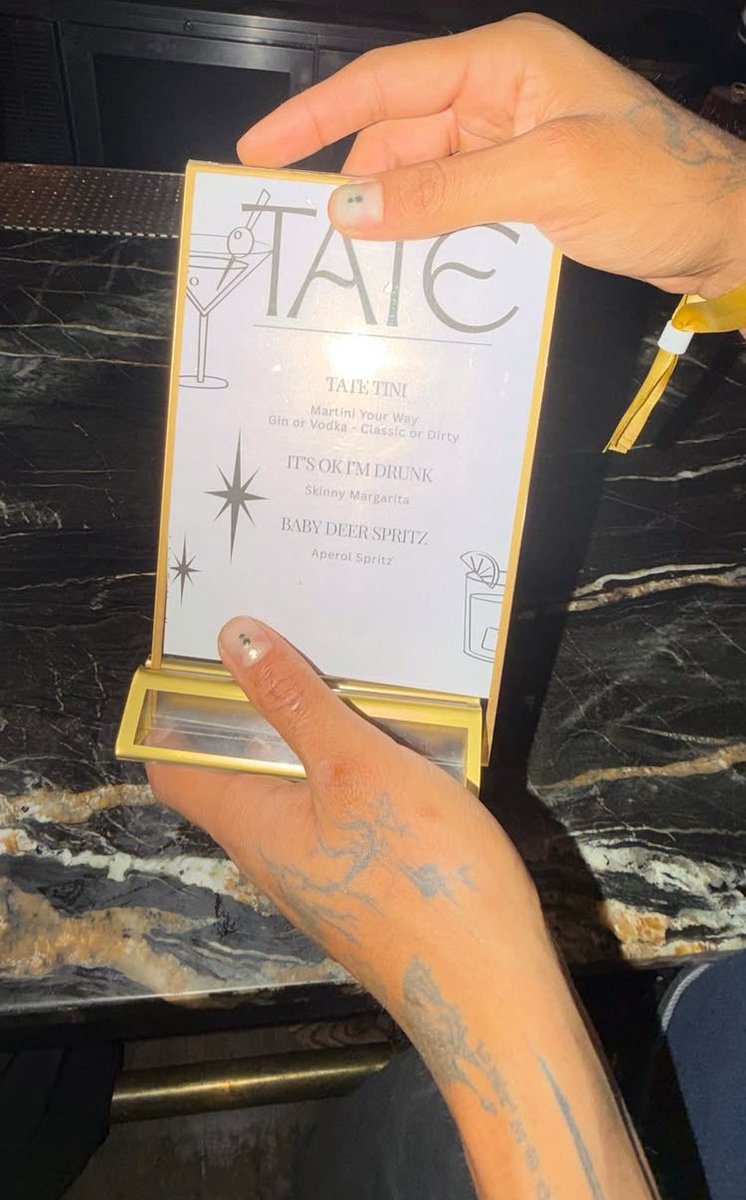 pttatemcrae's tweet photo. 🚨| MÚSICA NOVA?

Depois do concerto no Lollapalooza, houve uma festa com a Tate, os dançarinos e toda a equipa para celebrar a temporada de festivais.

A festa teve drink temáticos:

🍸 TATE TINI
🍸 IT’S OK I’M DRUNK
🍸 𝗕𝗔𝗕𝗬 𝗗𝗘𝗘𝗥 𝗦𝗣𝗥𝗜𝗧𝗭 https://t.co/QPyKEZwiKk