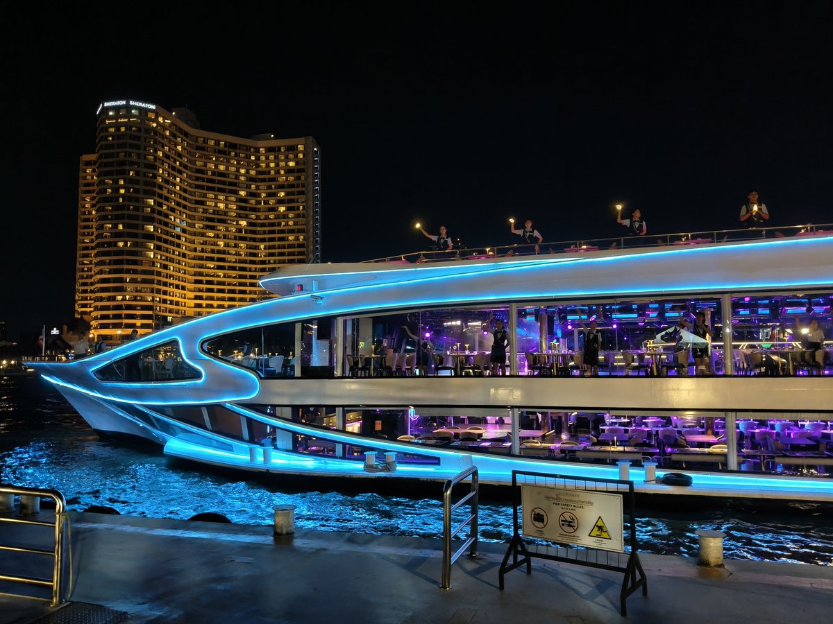 NAVISparabellum's tweet photo. 夜のバンコク

約5000円で2時間夜景クルーズ船+食べ放題、東京なら5万円なりそう

一緒に乗る彼女募集中（唐突） https://t.co/zDStENhduC