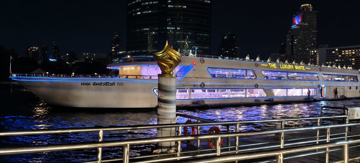 NAVISparabellum's tweet photo. 夜のバンコク

約5000円で2時間夜景クルーズ船+食べ放題、東京なら5万円なりそう

一緒に乗る彼女募集中（唐突） https://t.co/zDStENhduC