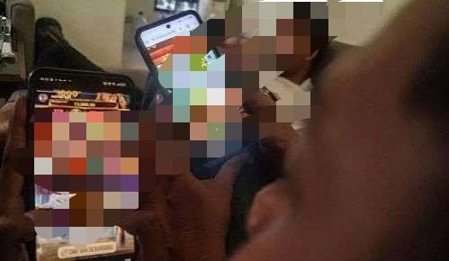 neyyyyssh's tweet photo. Judol memang gak kenal profesi.
Driver ojol pun bisa terjerat.
Cari uangnya susah, ngilanginnya cuma hitungan detik. 😭
Semoga ini jadi pelajaran buat kita semua, karena yang paling menderita biasanya bukan pelakunya, tapi keluarganya. https://t.co/VLPpzqhVhI