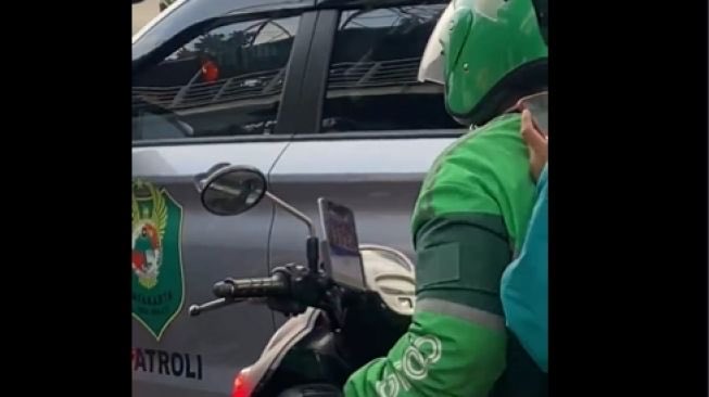 neyyyyssh's tweet photo. Judol memang gak kenal profesi.
Driver ojol pun bisa terjerat.
Cari uangnya susah, ngilanginnya cuma hitungan detik. 😭
Semoga ini jadi pelajaran buat kita semua, karena yang paling menderita biasanya bukan pelakunya, tapi keluarganya. https://t.co/VLPpzqhVhI