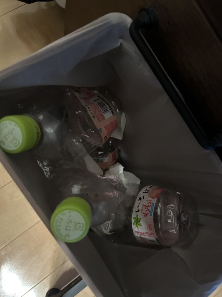 204frags's tweet photo. いろはすの桃味飲みすぎてやばい。
ゴミ箱の中マジでこれしかないわ。 https://t.co/TeyP7QZRn5