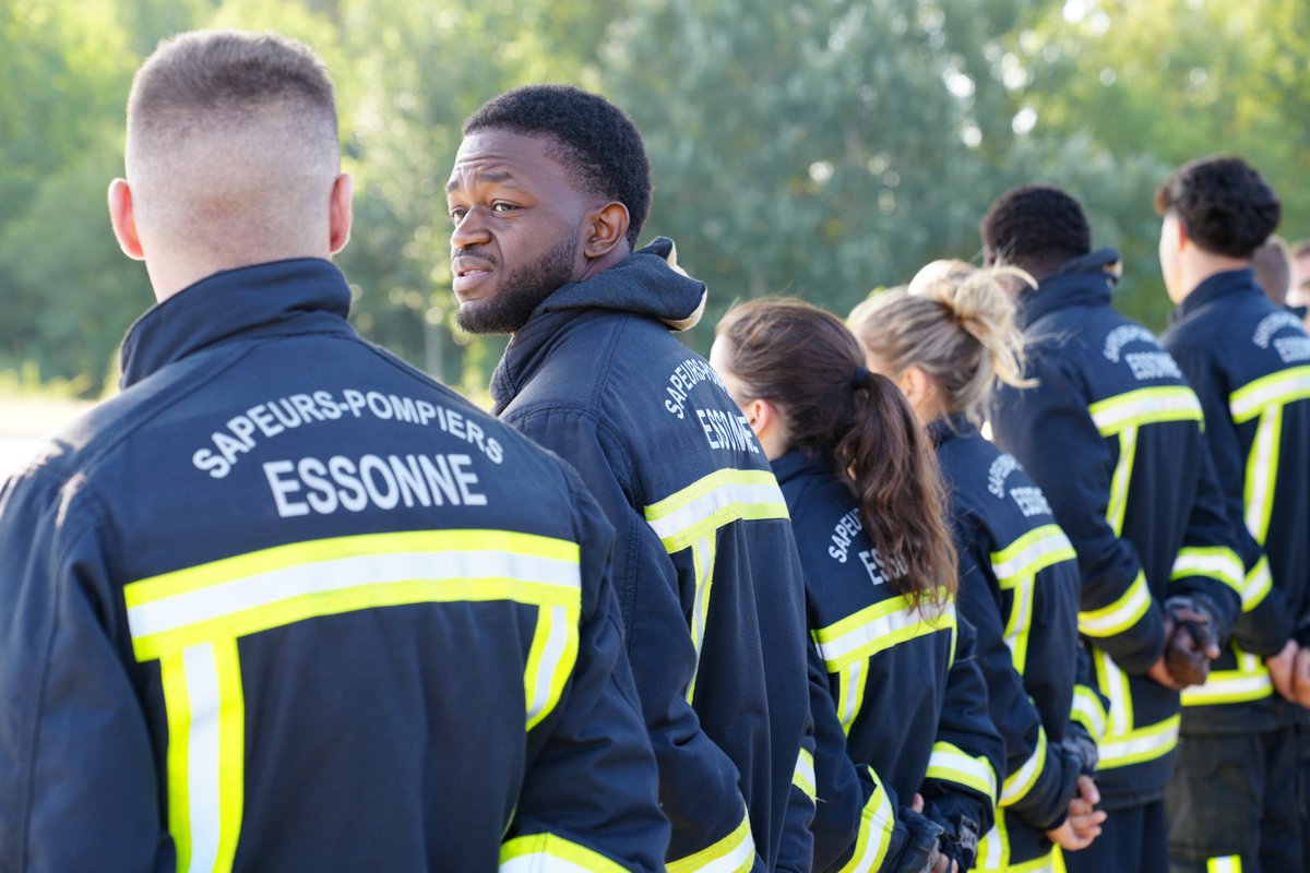 sdis91's tweet photo. 🚒 Formation incendie des #SPV | 34 stagiaires des groupements Est et Nord ont suivi 3 semaines de formation : lances, feux réels, feux en milieu clos et progression sur moyen élévateur aérien. 🎯 88 % ont validé leur module. Félicitations aux stagiaires et aux 31 formateurs ! https://t.co/I65OAKDHwH
