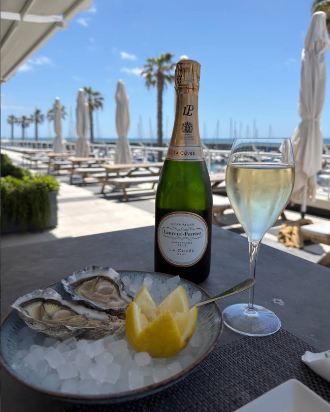 cascaismarina's tweet photo. A esplanada no Piso 1 do restaurante @marisconapraca oferece uma vista única sobre a Marina de Cascais.
Venha descobrir este recanto, reserve a sua mesa.
#marisconapraca #piso1 #vistasobreomar #oceano #marisco #esplanadas #marinacascais #cascais https://t.co/Vzt4oEM7x7