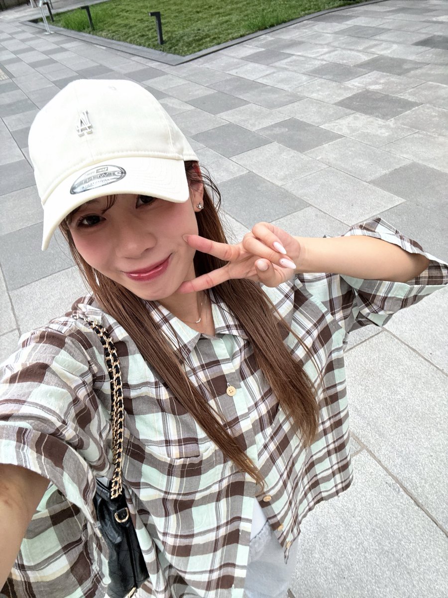 sherisheri00519's tweet photo. LeoLooP8周年記念ワンマン応援に
弾丸名古屋してきたっ！💨
仲間の全力な姿でするLIVEだったり、音楽楽しんでたり、空間共有する感じだったり
今日までのことだったりが色々伝わってすごく刺激になった時間だったなあ🫧💖🔥

明日からもっとギアを上げてがんばろっと！ https://t.co/mDat13URZa