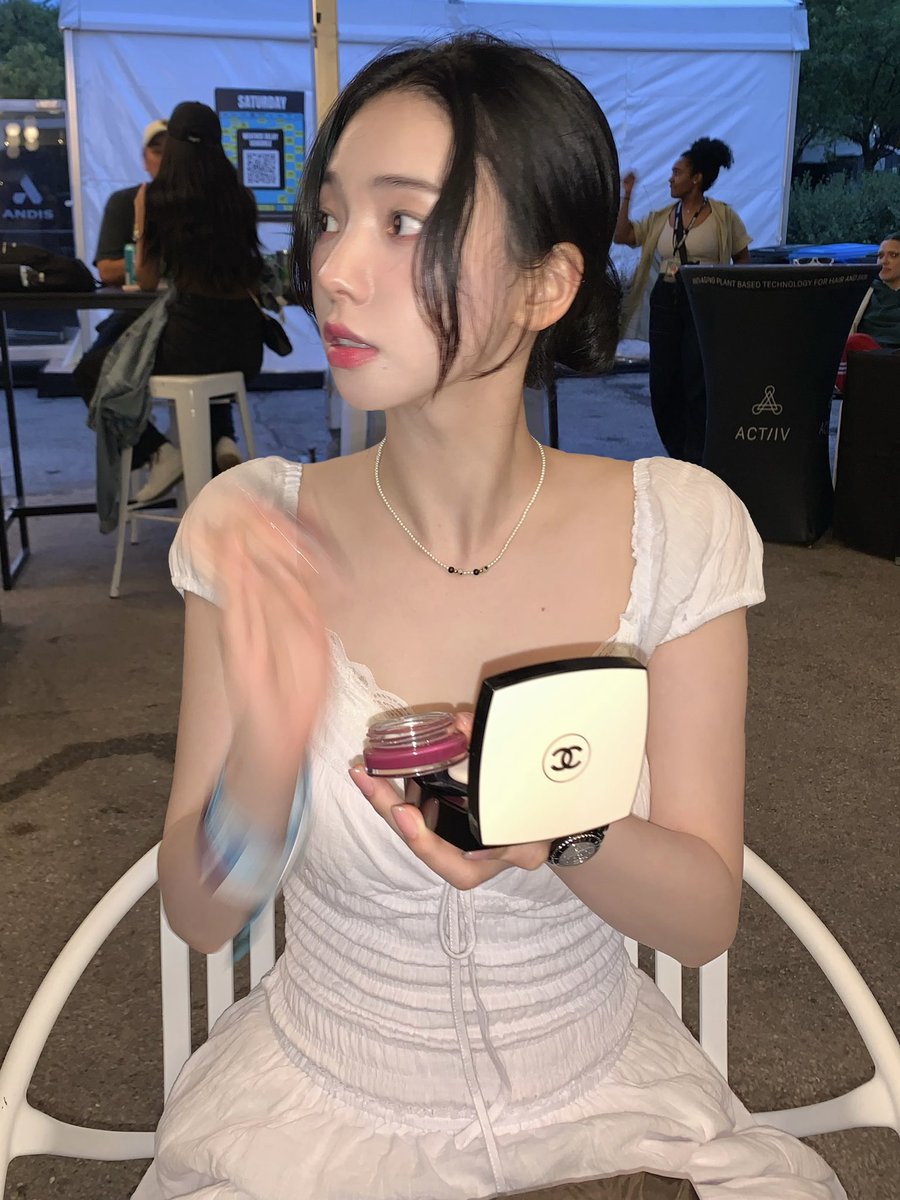 ujiminphoria's tweet photo. EXCUSE ME KARINA??!? HER BACK IS SO SEXY https://t.co/NND3Fyjl0L