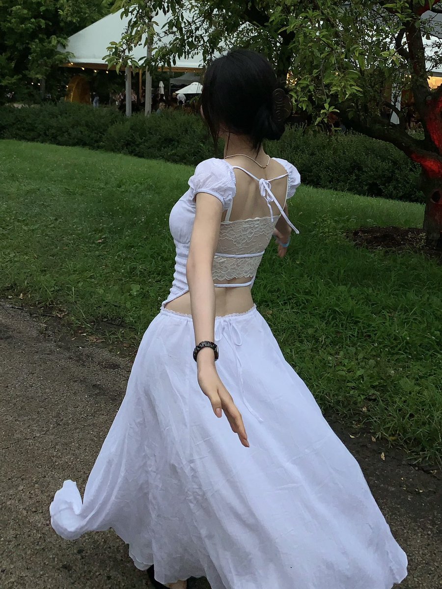 ujiminphoria's tweet photo. EXCUSE ME KARINA??!? HER BACK IS SO SEXY https://t.co/NND3Fyjl0L