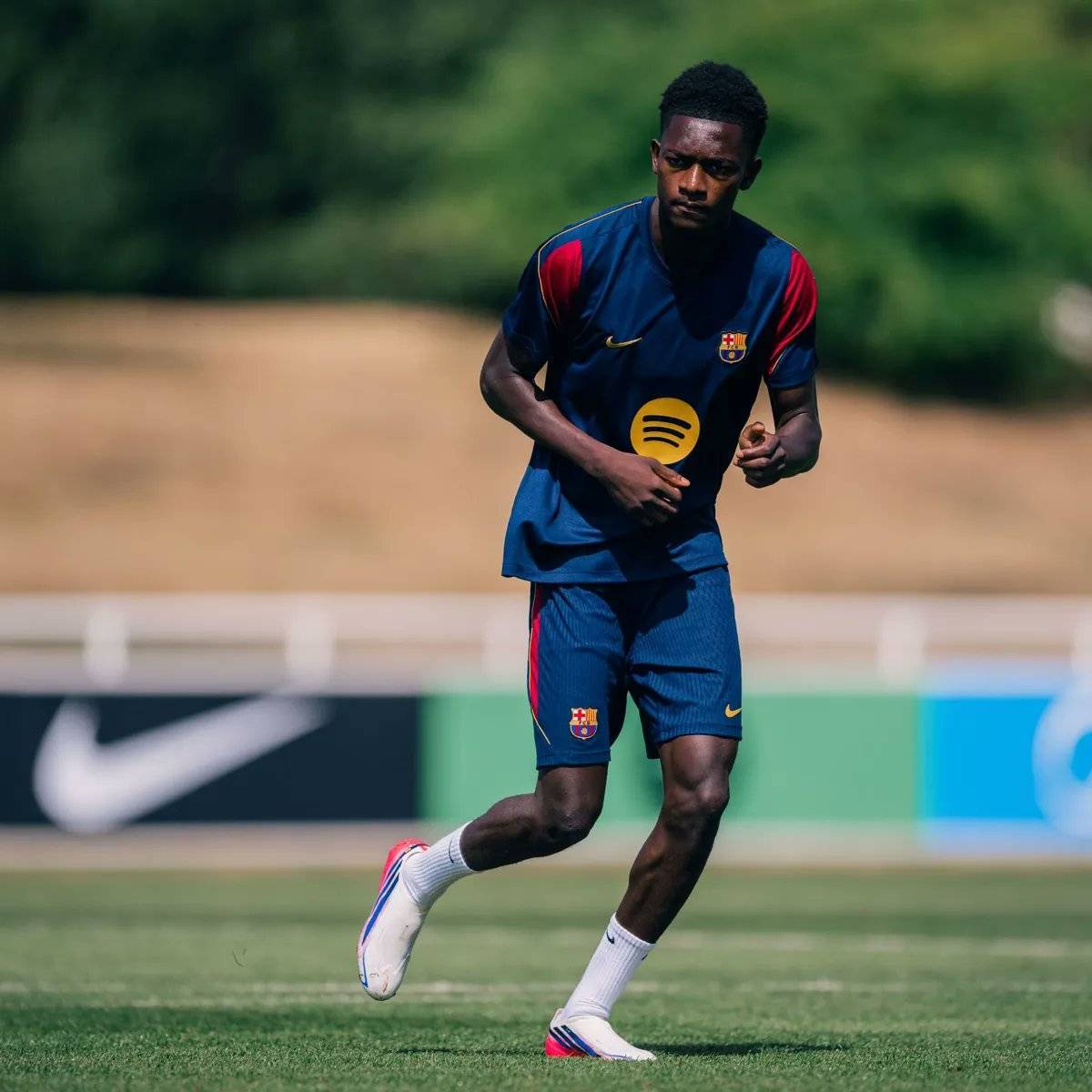 BarcaTimes's tweet photo. Jesse Bisiwu in action for Team Blue during today's training match 💎 https://t.co/weA3ELjl66