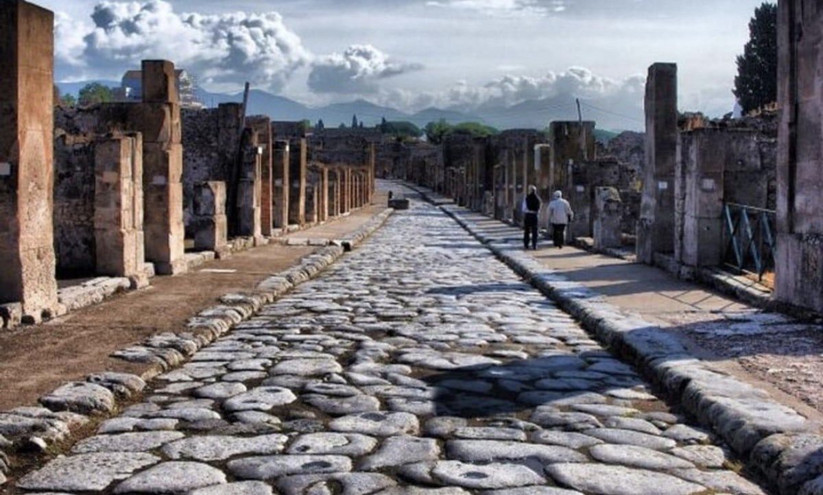 womanocryafrica's tweet photo. Quand on sait que les Romains construisaient il y a 2 000 ans, des routes dont certaines existent encore aujourd’hui, on mesure à quel point le retard est préoccupant.
Une route, c’est la possibilité d’accéder aux soins, d’aller travailler et de vivre dignement. https://t.co/c3CtTiDfj1